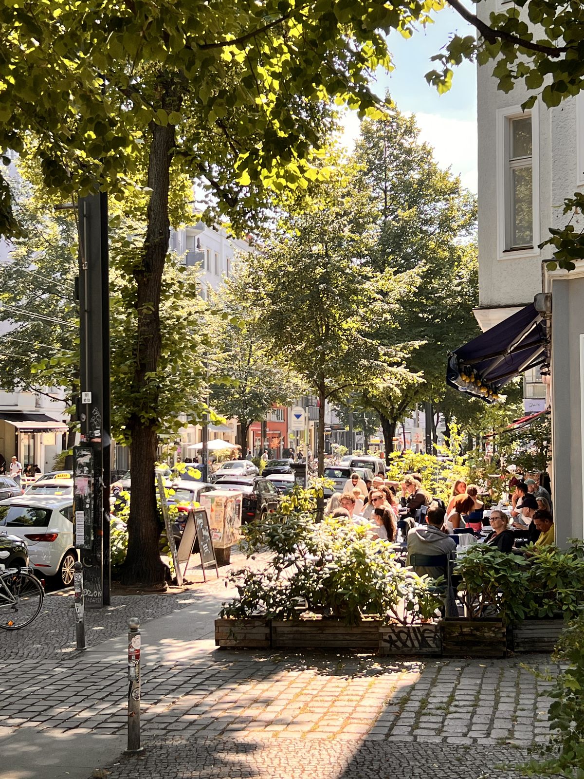 Straßencafé unter Linden im Kiez