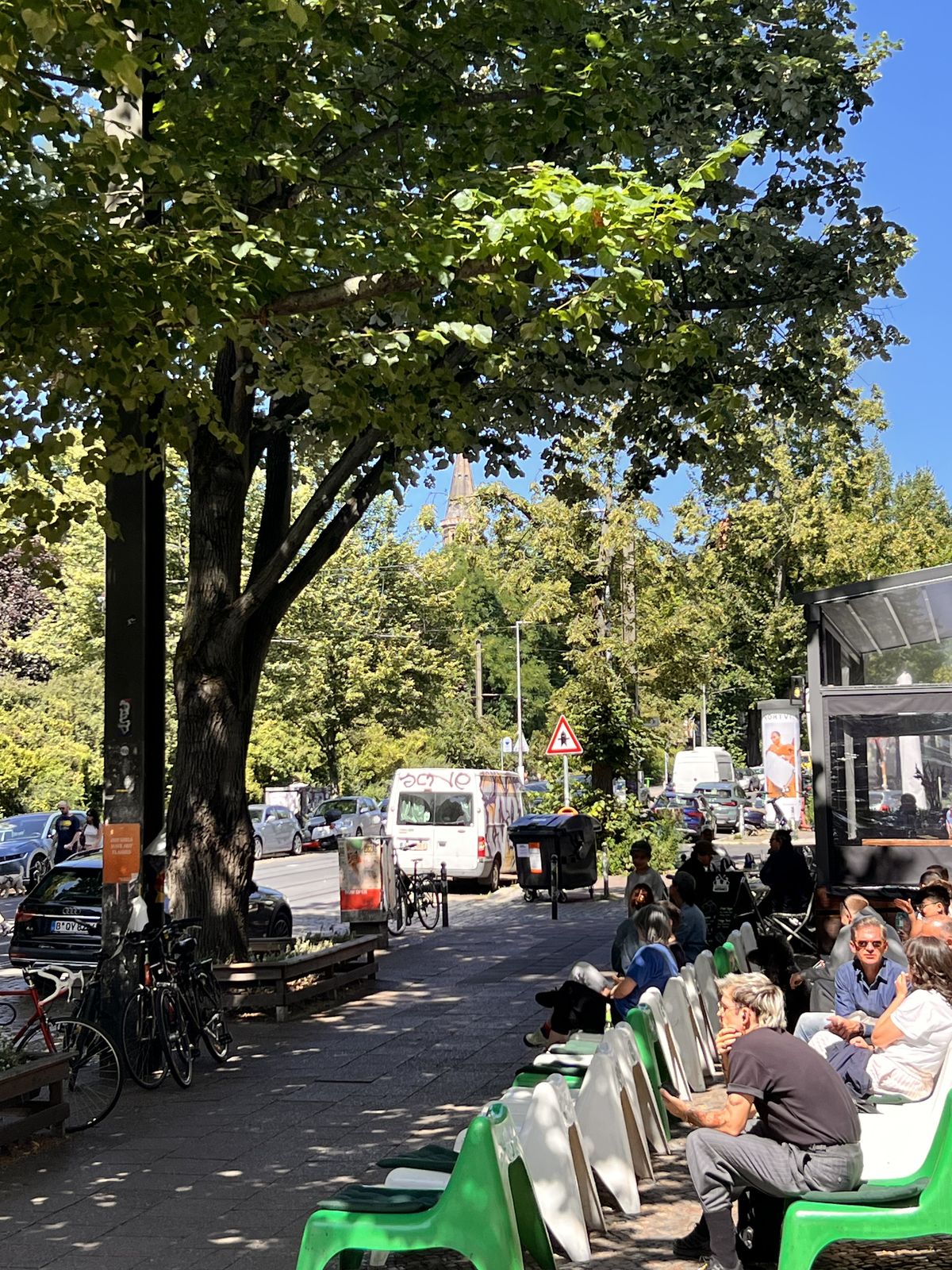 Kiezleben mit der Zionskirche im Hintergrund