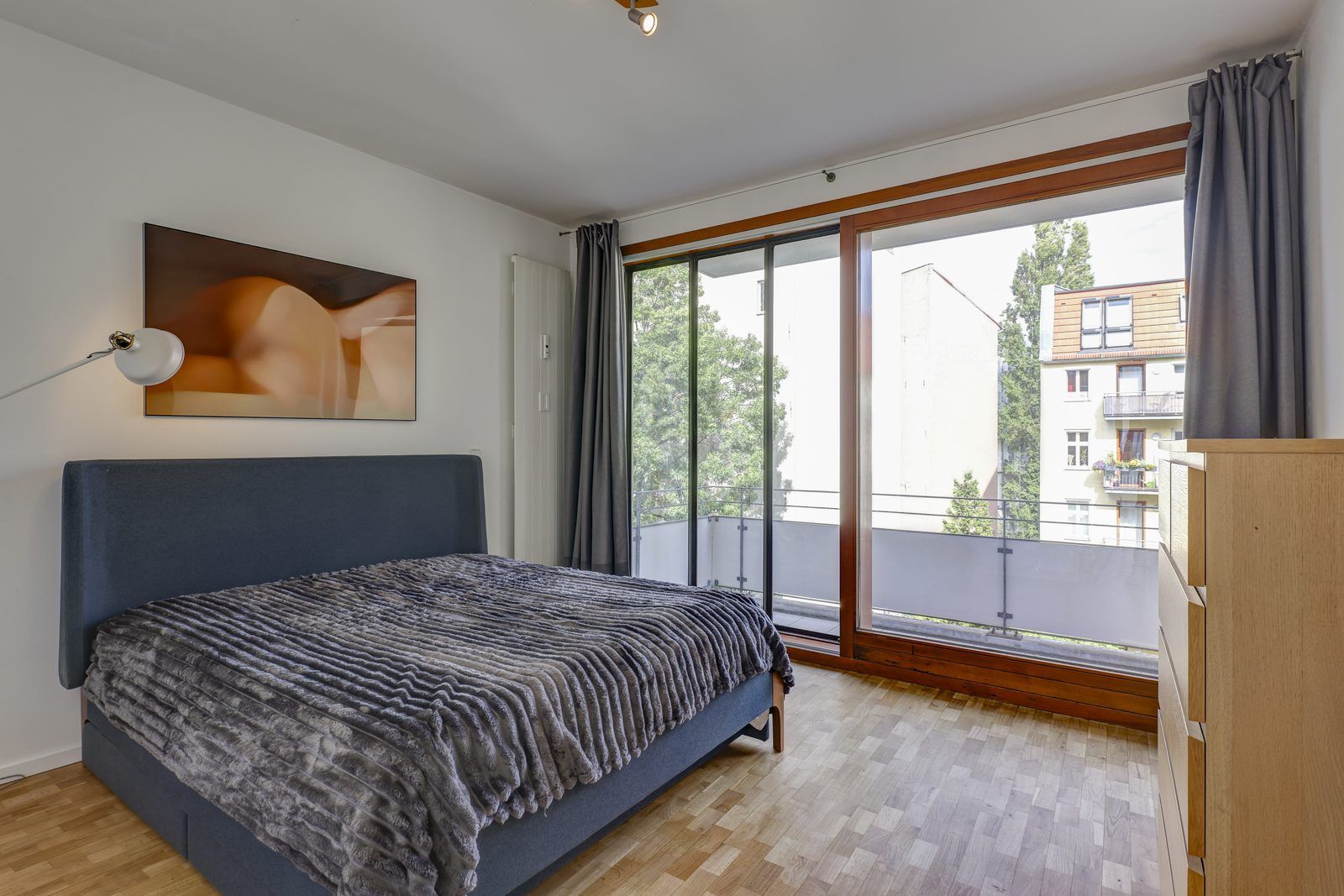 Elternschlafzimmer mit Zugang zum Balkon