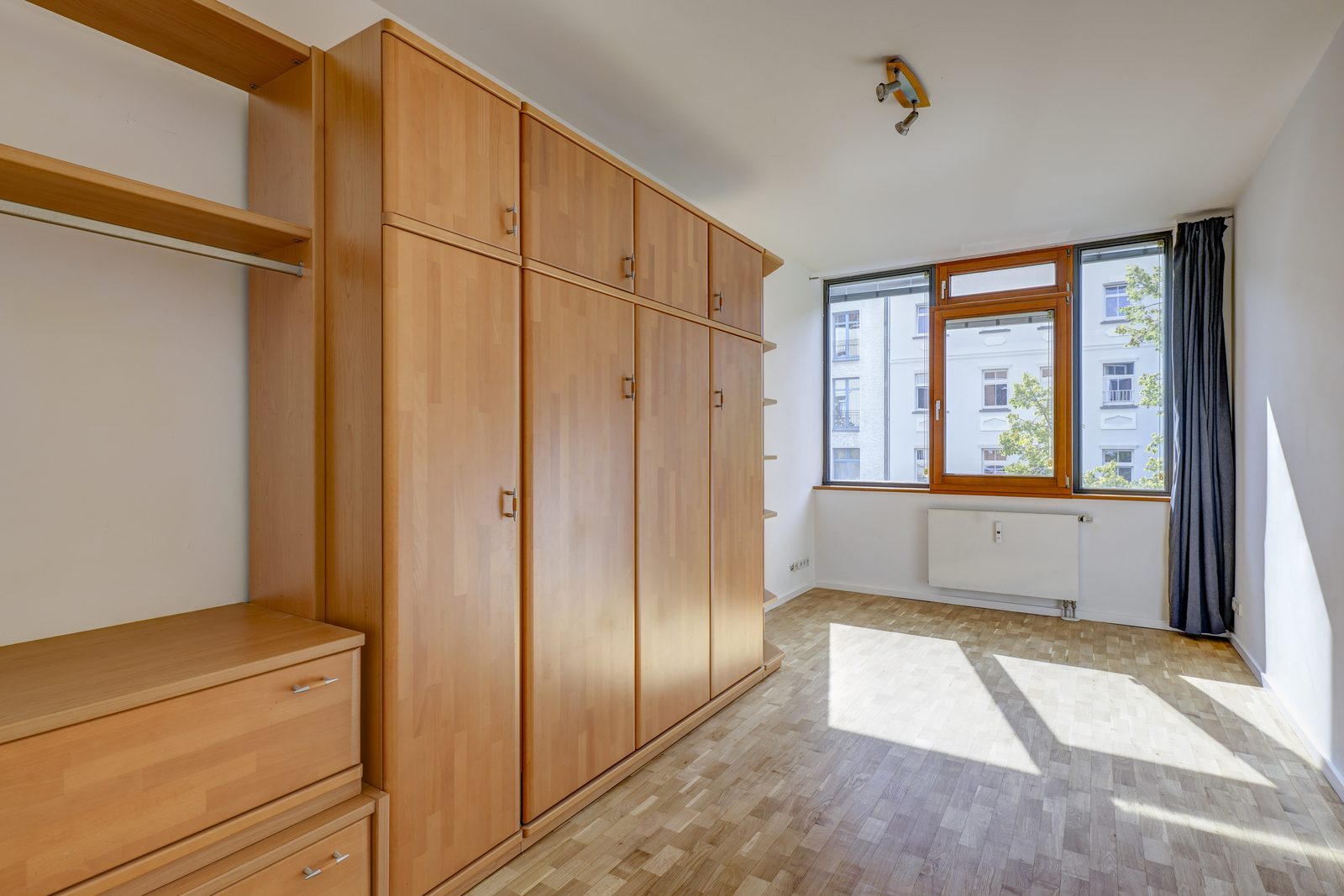 Zimmer zur Straße mit Schrankwand