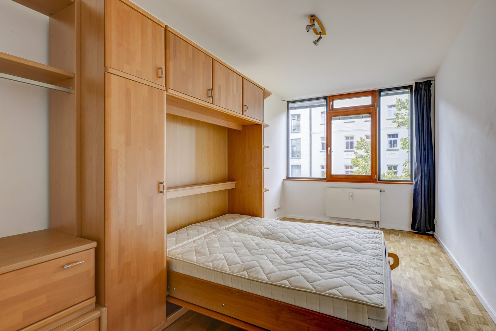 Dasselbe Zimmer mit ausgeklapptem Bett