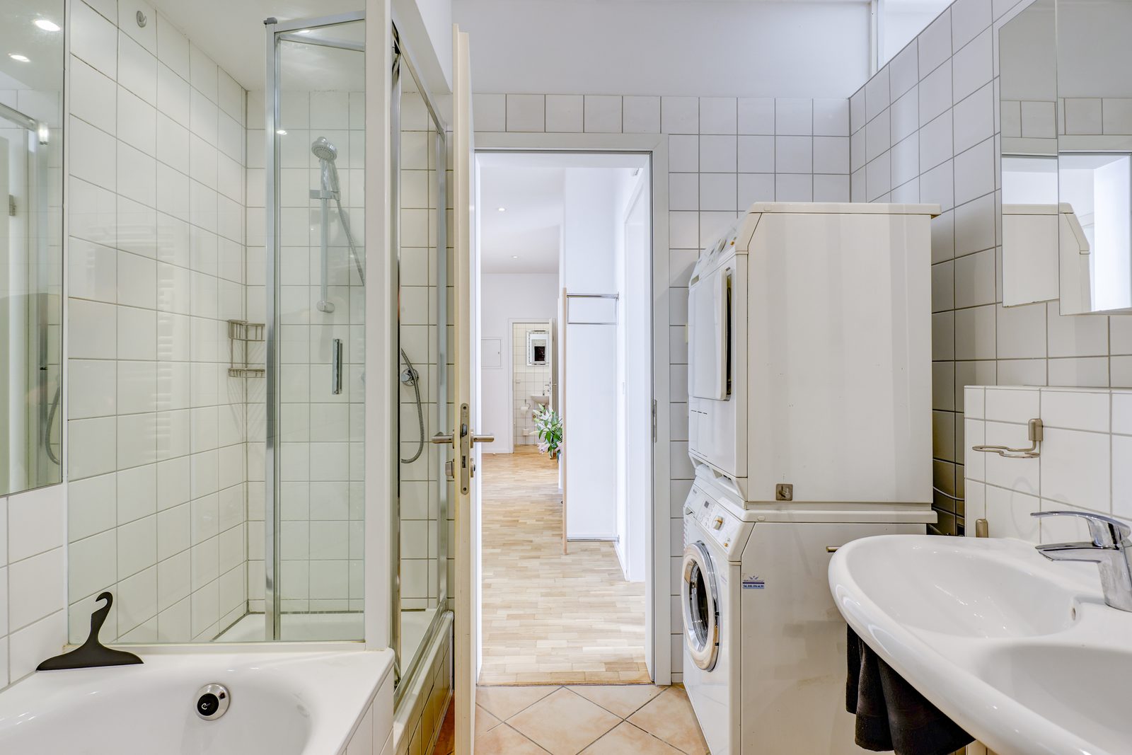 Bad mit Wanne, Dusche und Waschmaschinenplatz