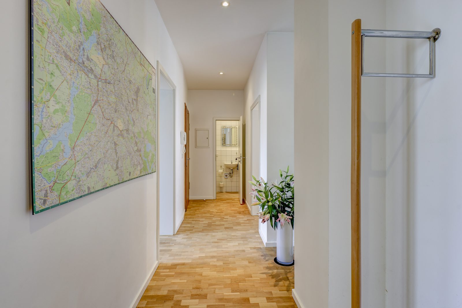 Flur mit Blick zum Gäste-WC